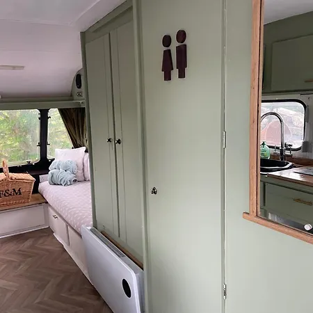 Cosy Caravan Sleeps 2 With Patio And Parking Kiltean