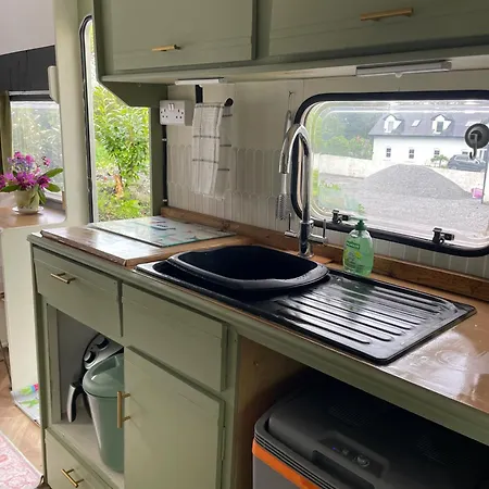 Cosy Caravan Sleeps 2 With Patio And Parking *